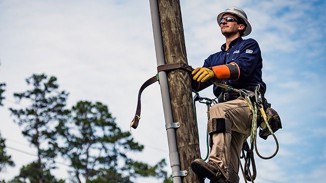 Lineman-climbing-utility-pole_mid